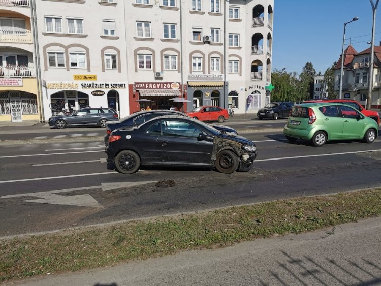 A forgalommal szemben haladt  - Komoly baleset a Vasgyár utcán