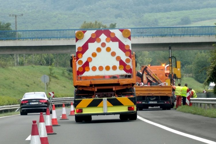 Burkolatjavítás miatt forgalomkorlátozás lesz az M3-as autópályán Gyöngyös térségében