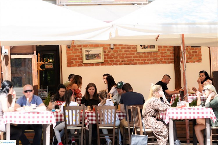 Részben kinyithattak az éttermek, kávézók – Lassan indul az élet a vendéglátós szektorban