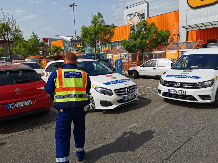 Koccanás a parkolóban - Elment a károkozó, értesítették a rendőrséget