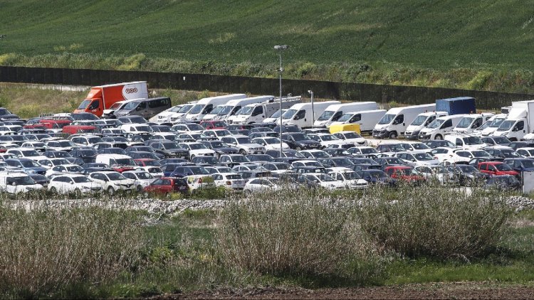Negyedére esett az új autók forgalomba helyezése Európában  