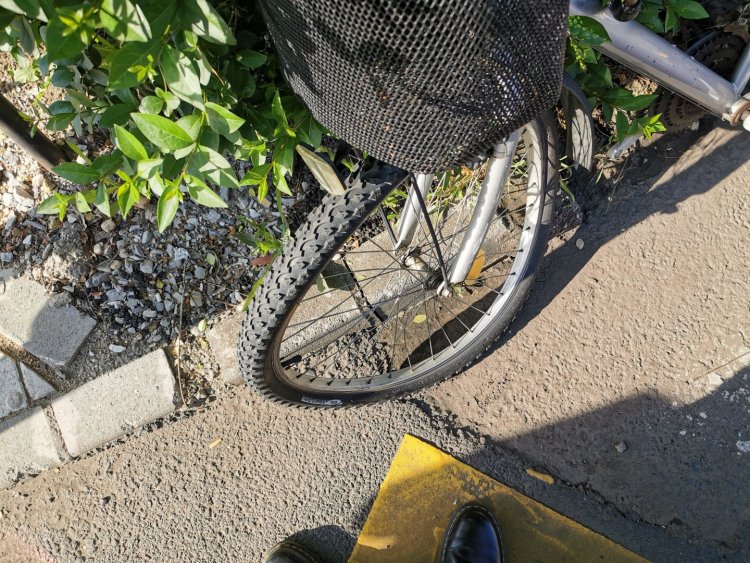 Biciklis és autós ütközött kedden a Kállói úton - A kerékpárost kórházba szállították