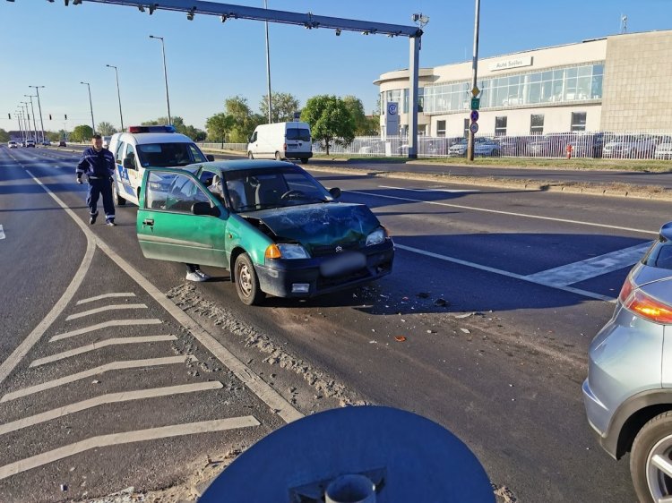 Ráfutásos baleset a 4-es főúton –Forgalmas útszakaszon ütköztek