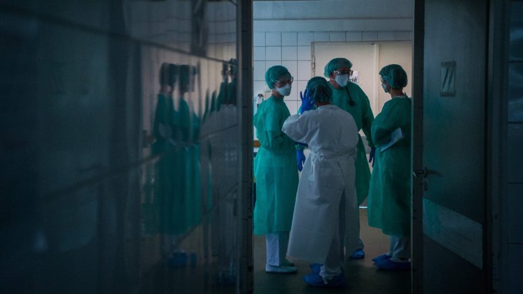 Az új fertőzöttek és a gyógyultak aránya kedvező, a járvány lefelé menő szakában vagyunk
