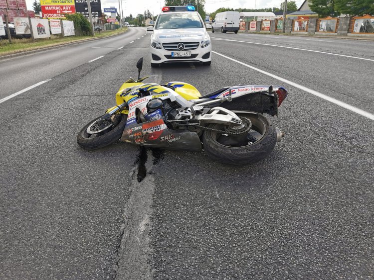 Motoros ütközött autóval a Pazonyi úton - Több métert csúszott a motoros