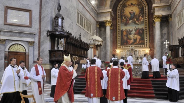 Június 14-től ismét kötelező a katolikusoknak a vasárnapi szentmise