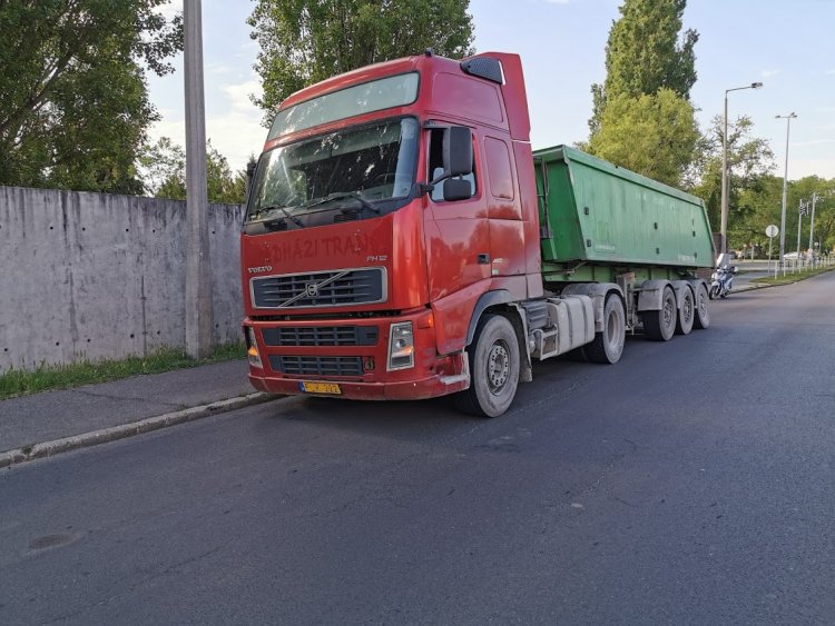 Nyergesvontató kereke tört ki – A sofőr lélekjelenlétén múlt, hogy nem történt tragédia! 
