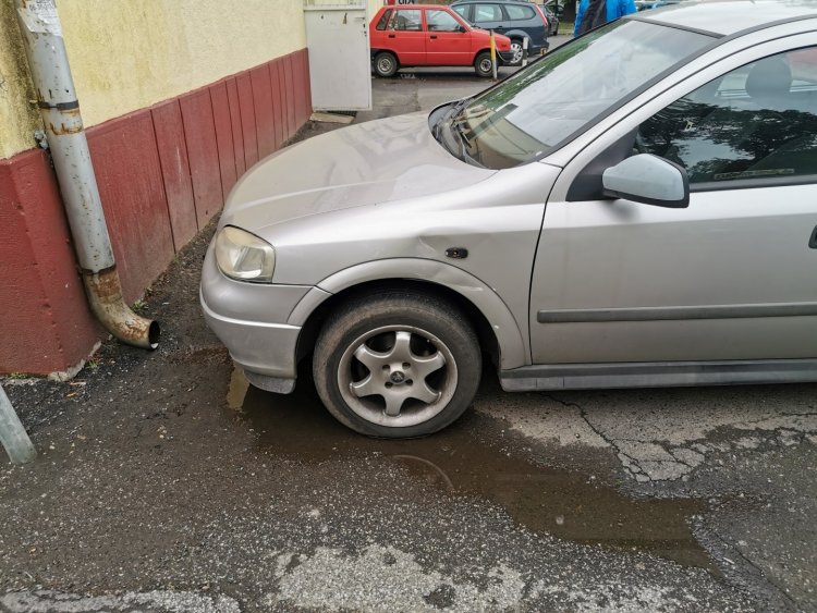 Nem rögzítette az autót parkoláskor - Neki gurult egy másik gépjárműnek