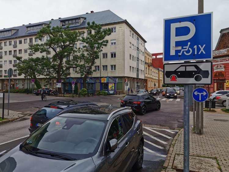 Sok a tilosban parkoló autó - Büntetik azokat, akik szabálytalanul állnak meg