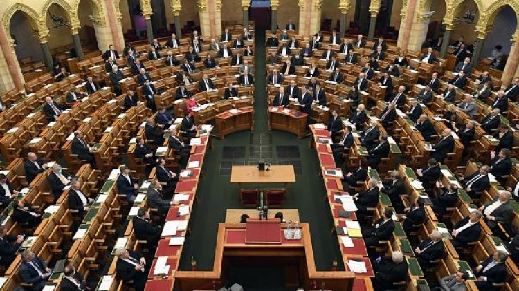 Elfogadta a parlament 192 igen szavazattal: megszűnik a veszélyhelyzet