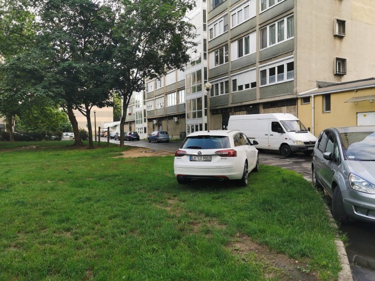 A park nem parkoló - Több helyen is tilosban állnak meg az autókkal a tulajdonosok