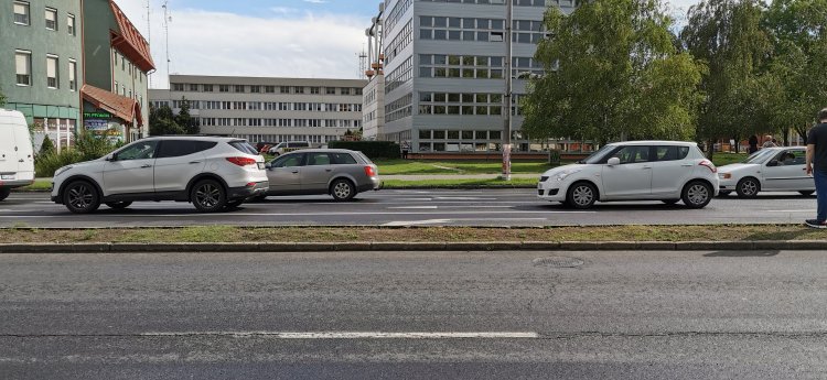 Baleset a Vay Ádám körúton - Sávváltás közben ütközött két autó