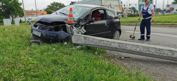 A kifolyt hűtőfolyadékon csúszott meg egy autó, és oszlopnak ütközött 