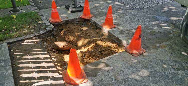 Beszakadt a járda,  egy fa vastag gyökere akadályozza a helyreállítást a Sóstói úton