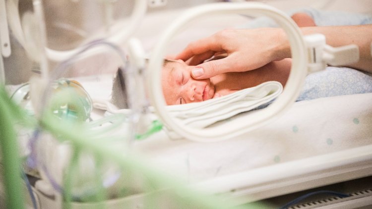 Egy koronavírus-fertőzött anya egészséges babának adott életet
