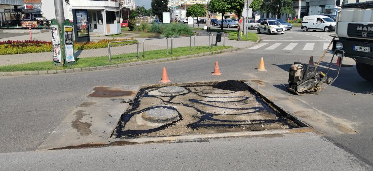 Szintben a csatornafedelek - Megszűnt a korlátozás az Egyház utcai csomópontnál
