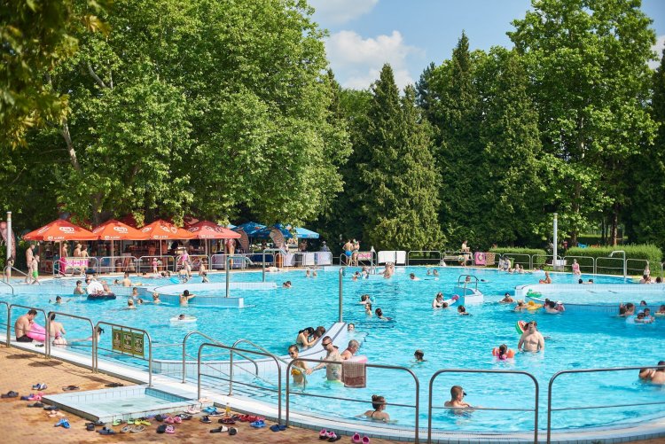 Megérkezett az igazi nyár, vasárnapi programként sokan választották a Parkfürdőt