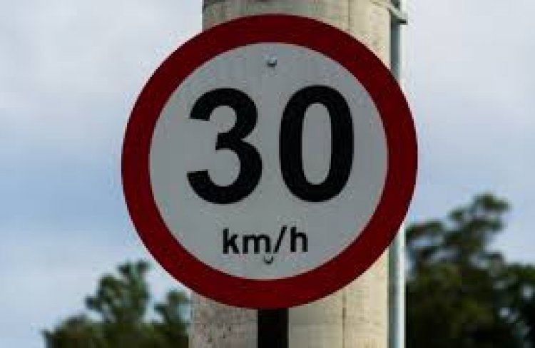 Nyíregyházi útinformációk - Körforgalmi rend és 30 km/h sebességkorlátozás