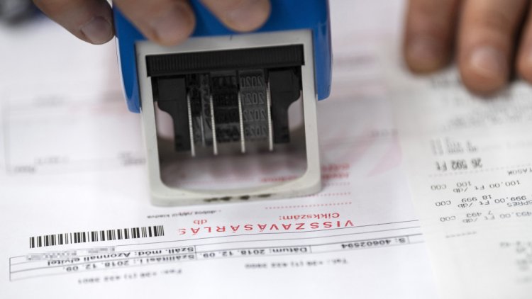 Július elsejétől minden vállalkozás számlájára rálát az adóhivatal