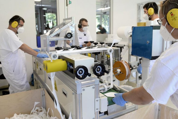 Új maszkgyártó gép kezdte meg működését Budapesten          