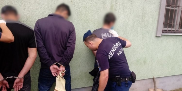 Teherautókban rejtőző migránsokat tartóztattak fel a román-magyar határon