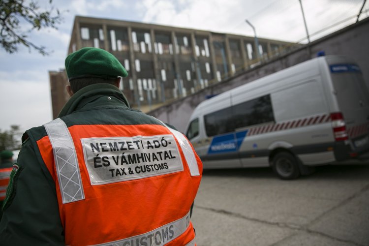 Nemzeti Adó- és Vámhivatal: nyolcmillió forintot érő cigi lapult a bokorban