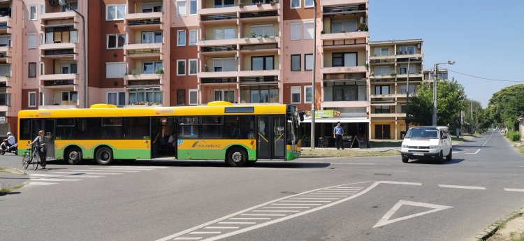Hirtelen kellett fékeznie a busznak egy motoros miatt - Egy idős hölgy megsérült