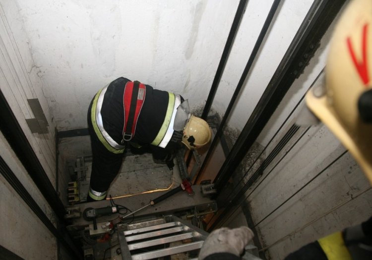 Tűzoltók mentették ki a liftben ragadt férfit Nyíregyházán, a Szántó Kovács János utcában