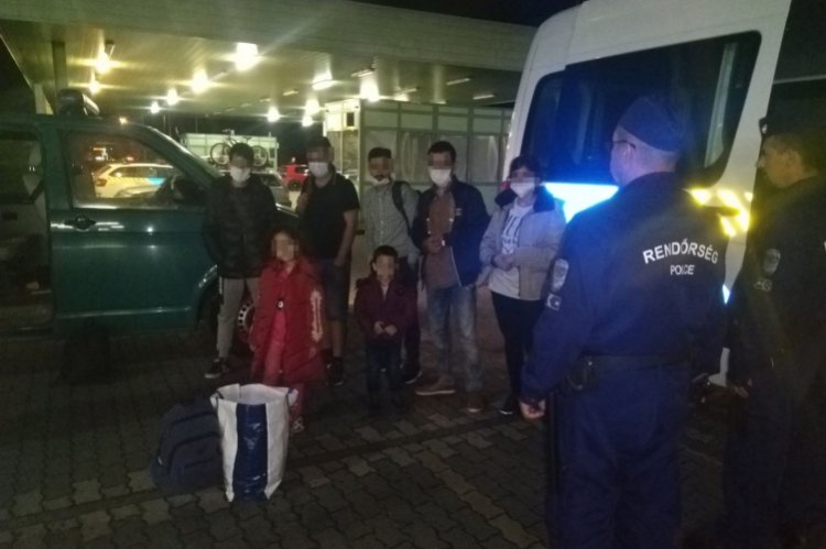 Átadták a rendőrök a Csengernél elfogott határsértőket a román hatóságnak