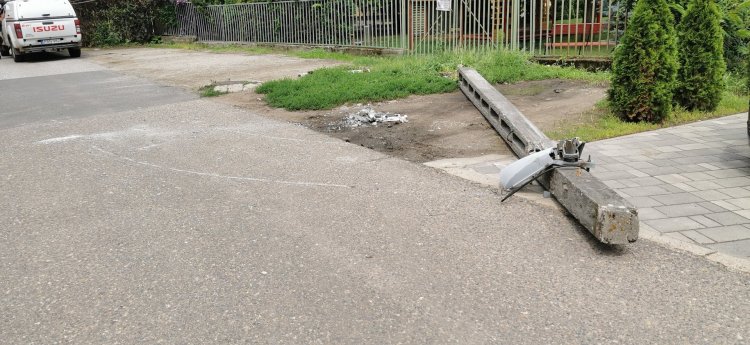 Villanyoszlopnak ütközött egy autó vasárnap a Csipke utcában