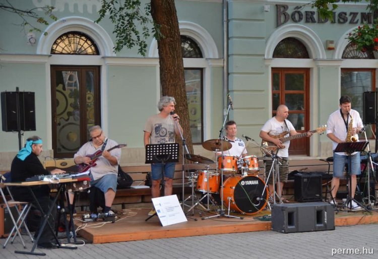 Elkezdődött a Téren-nyáron koncertsorozat – A Jazzy 287 zenélt a belvárosban