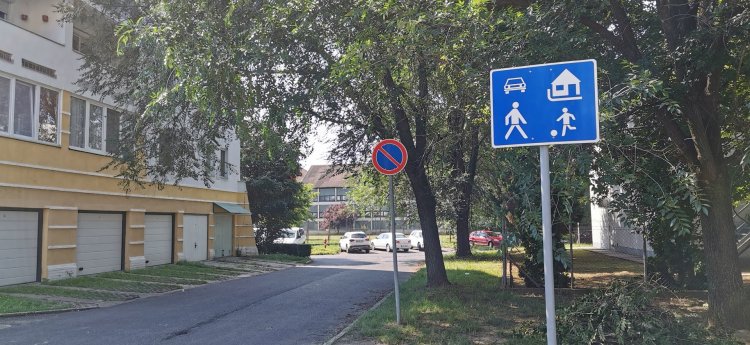 Visszakerültek a táblák – Még biztonságosabb a közlekedés a Semmelweis utcán