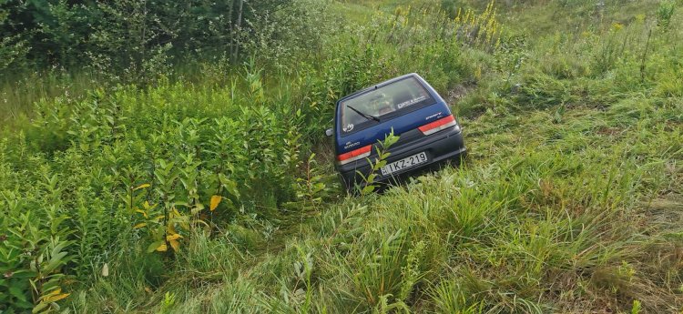 Megsodródott, árokba csapódott - A rendőrök senkit nem találtak az autónál