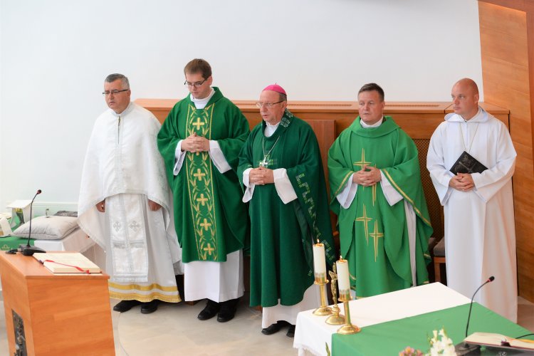 Beiktatták Csordás Gábort plébánosi tisztségébe a borbányai római katolikus templomban
