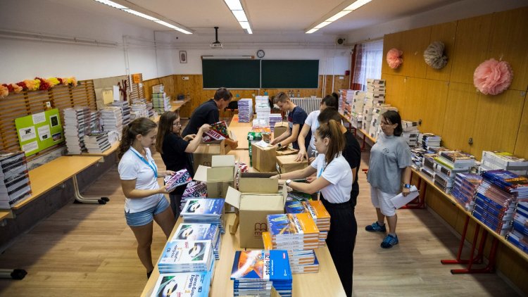 Kétezer iskolatáskát szeretnének megtölteni iskolaszerekkel 