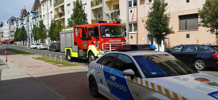Ajtónyitáshoz kérték a tűzoltók segítségét az Iskola utcán  