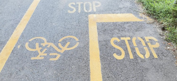 Nem állt meg a kerékpáros a stop táblánál – Egy személygépjármű elütötte