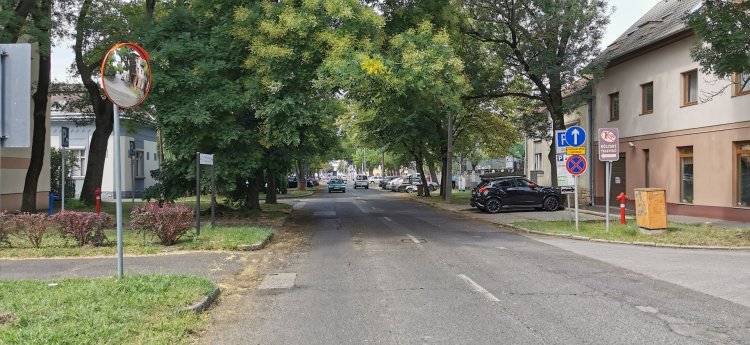 Új tükör – Még biztonságosabb a közlekedés a Bujtos utca és Géza utca kereszteződésénél
