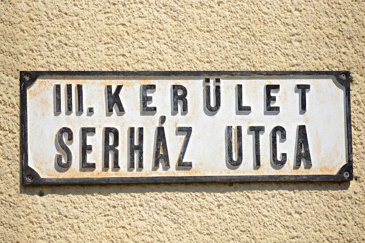 Amiről az utcák mesélnek – Városunk egyik legrégebbi utcája, a Serház utca