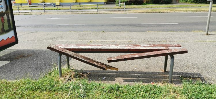 Ismeretlen tettesek okoztak jelentős kárt a Kossuth utcai buszmegálló padjában