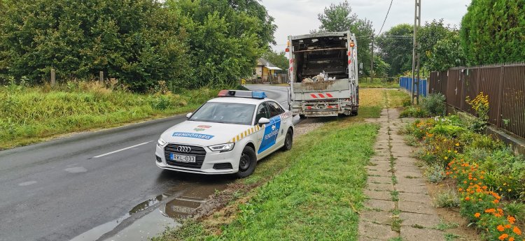 Álló kukásautóba hajtott egy jármű a Simai úton, a sofőr megsérült