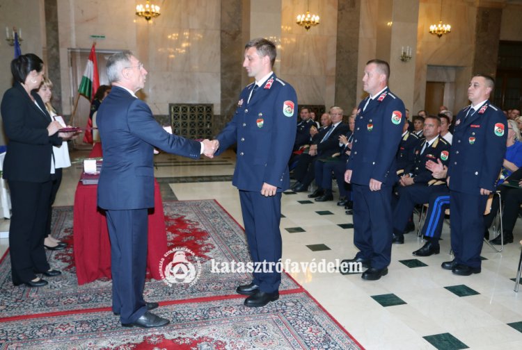 Állami és miniszteri elismeréseket, kitüntetéseket adott át a belügyminiszter