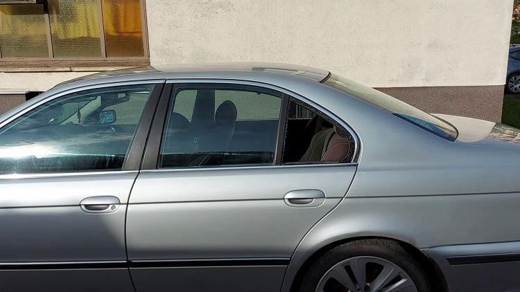 Betörték egy parkoló jármű hátsó szélvédőjét a Körte utcán, polgárőrök figyeltek fel rá