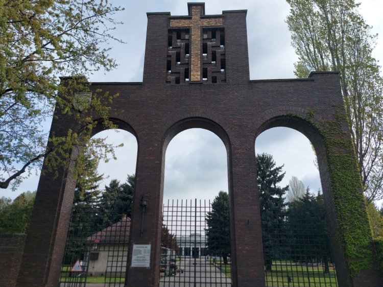 Május elsejétől nyári nyitvatartás szerint látogatható a temető