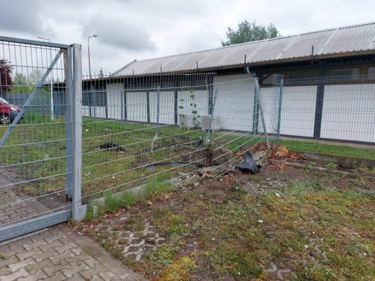 Több rendőrségi autó is próbálta megállítani a kerítésnek ütköző sofőrt
