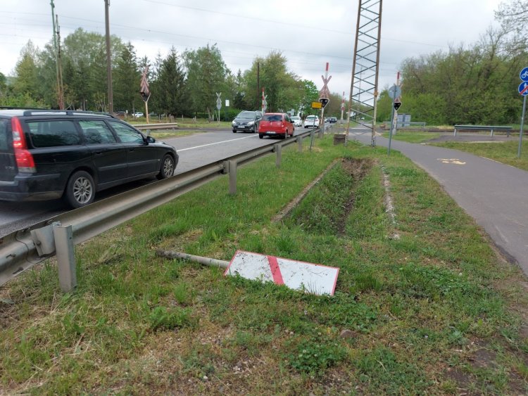 Vasúti közlekedést és buszmegállót jelző táblákat törtek ki a Westsik Vilmos utcán