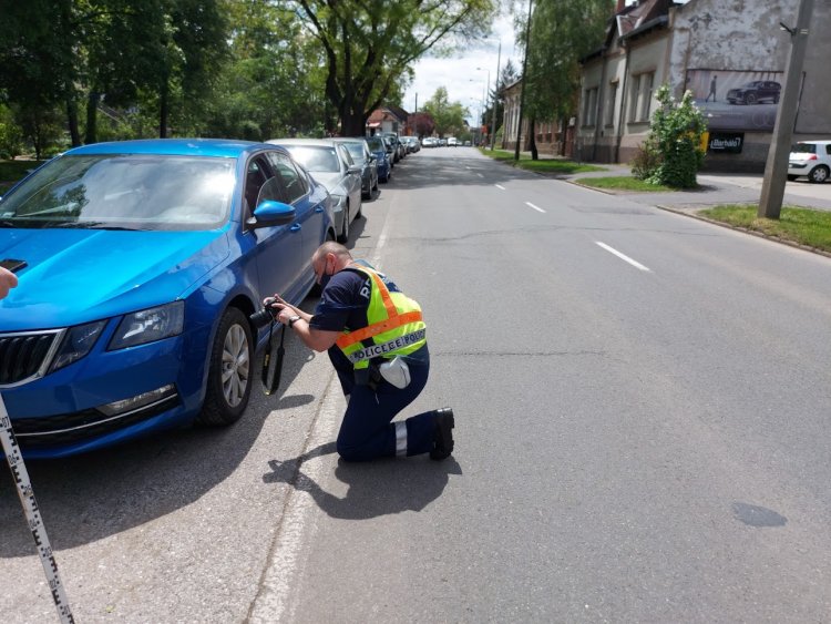Parkolóban álló járművet húzott meg egy autó a Kossuth utcán              