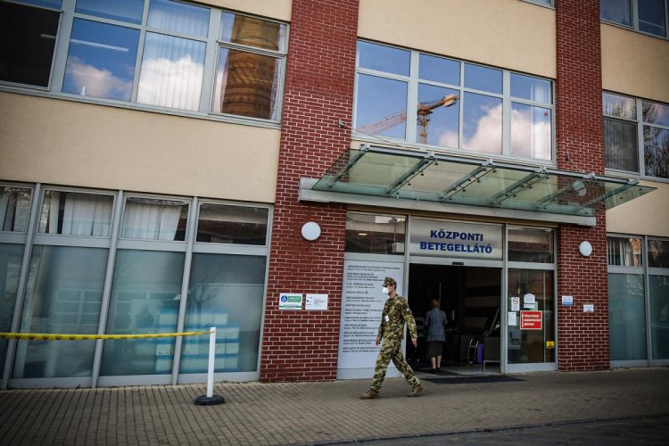 Már mától részlegesen feloldják a kórházi látogatási tilalmat