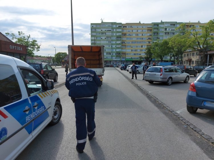 A Búza téri parkolóban ütközött egy kisteherautó és egy személyautó