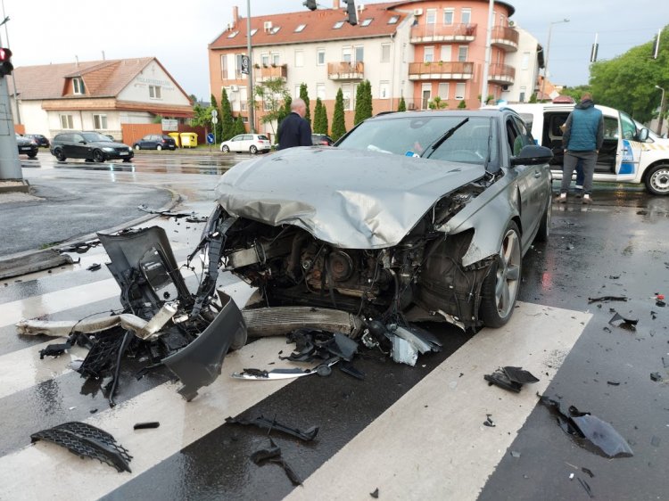 Egy busz és egy személyautó ütközött a Bocskai utca és az Inczédy sor kereszteződésében
